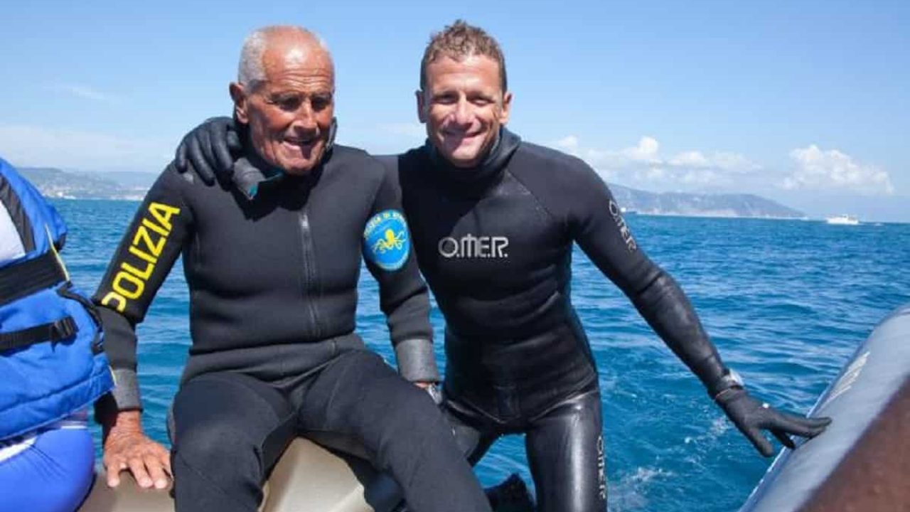 Enzo Maiorca Salvo La Delfina Incinta La Storia Video Enzo Maiorca Salvo La Delfina Incinta La Storia Video