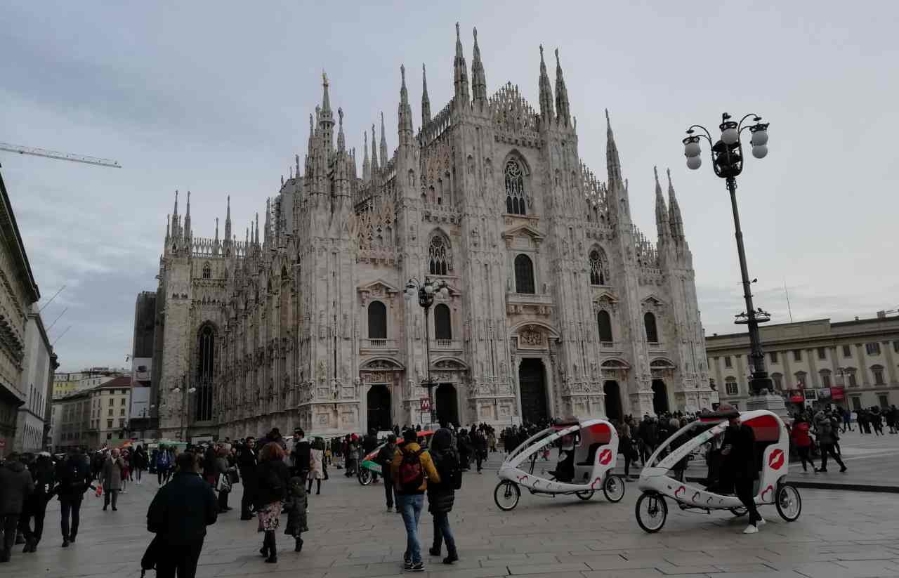 Duomo Milano guardia immigrato