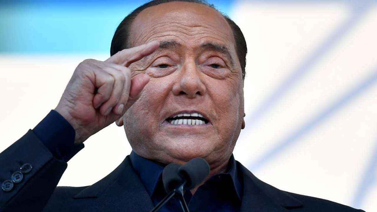 Berlusconi dimesso