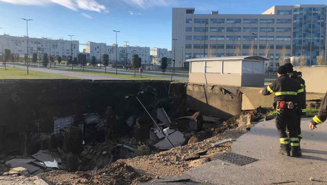 Napoli voragine Ospedale Mare