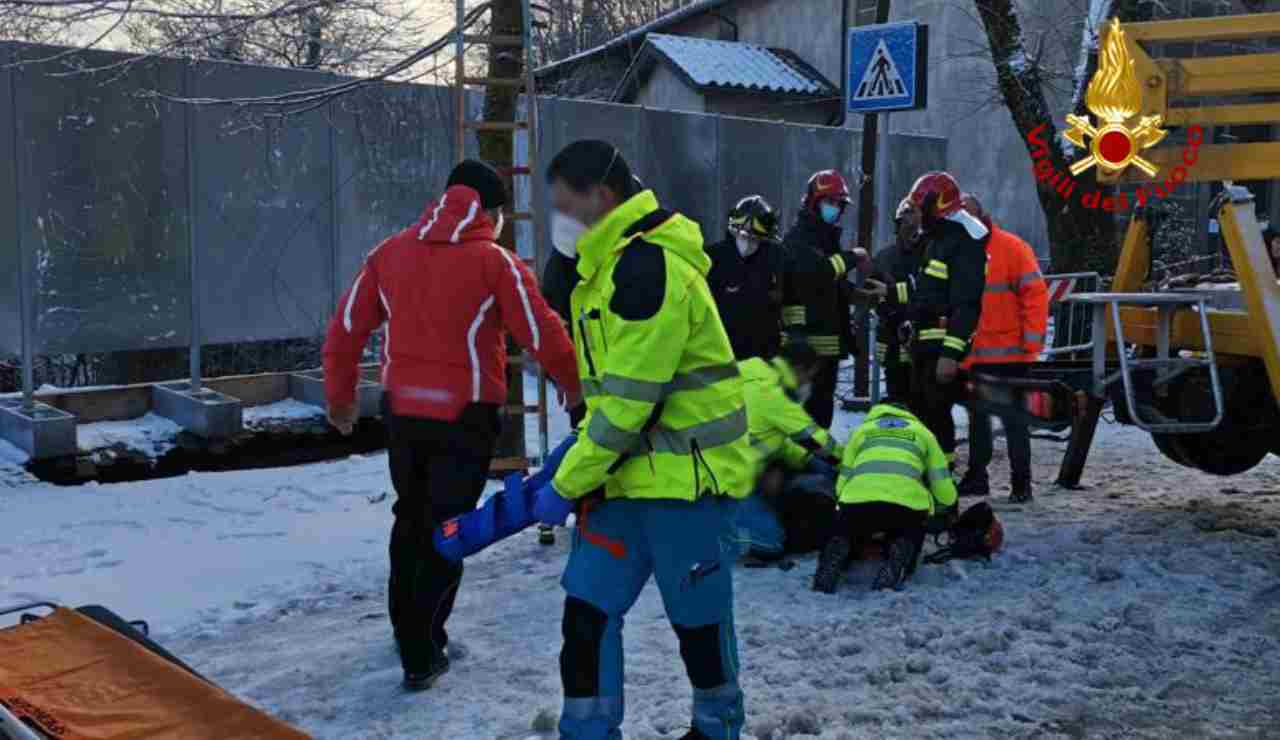 voragine sulla strada: recuperato a sette metri di profondità