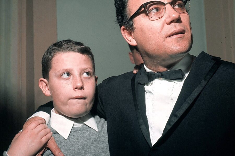 Claudio Villa, con suo figlio Mauro in primo piano