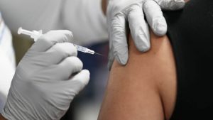 covid, slittano le prenotazioni del vaccino per gli over 80