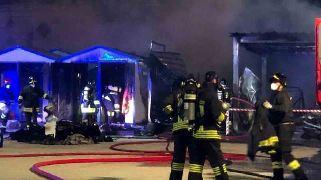 Vigili del Fuoco alle prese con l'incendio divampato ad Ancona