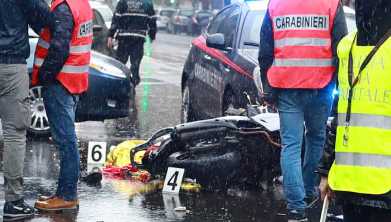 Incidente moto Roma morto conducente