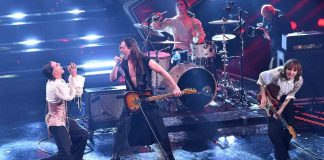 Maneskin, il gesto della mano sul pacco durante l'esibizione a Sanremo 2021 (Getty Images)
