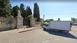 latina, organizzavano festini a luci rosse nel cimitero di sezze: 11 arresti