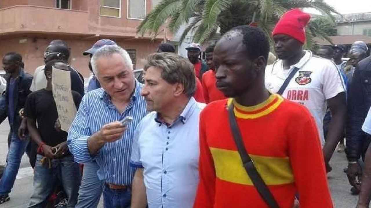 Bartolo Mercuri, chi è l'uomo che viene chiamato dagli immigrati Papà Africa (La Stampa)