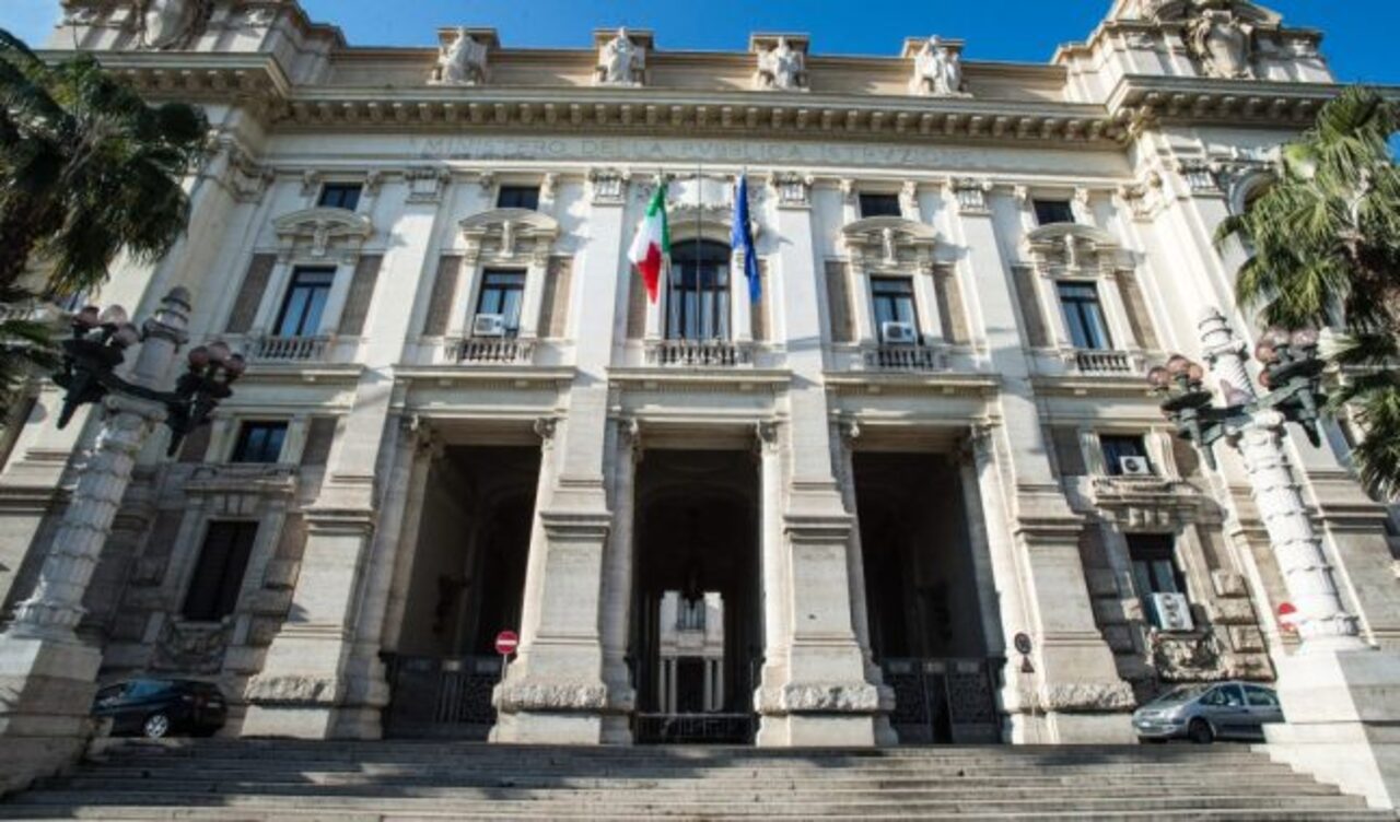 Roma, dirigente del Miur si lancia dal balcone indagata per corruzione