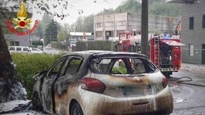 incidente a bosisio parini, motociclista muore carbonizzato