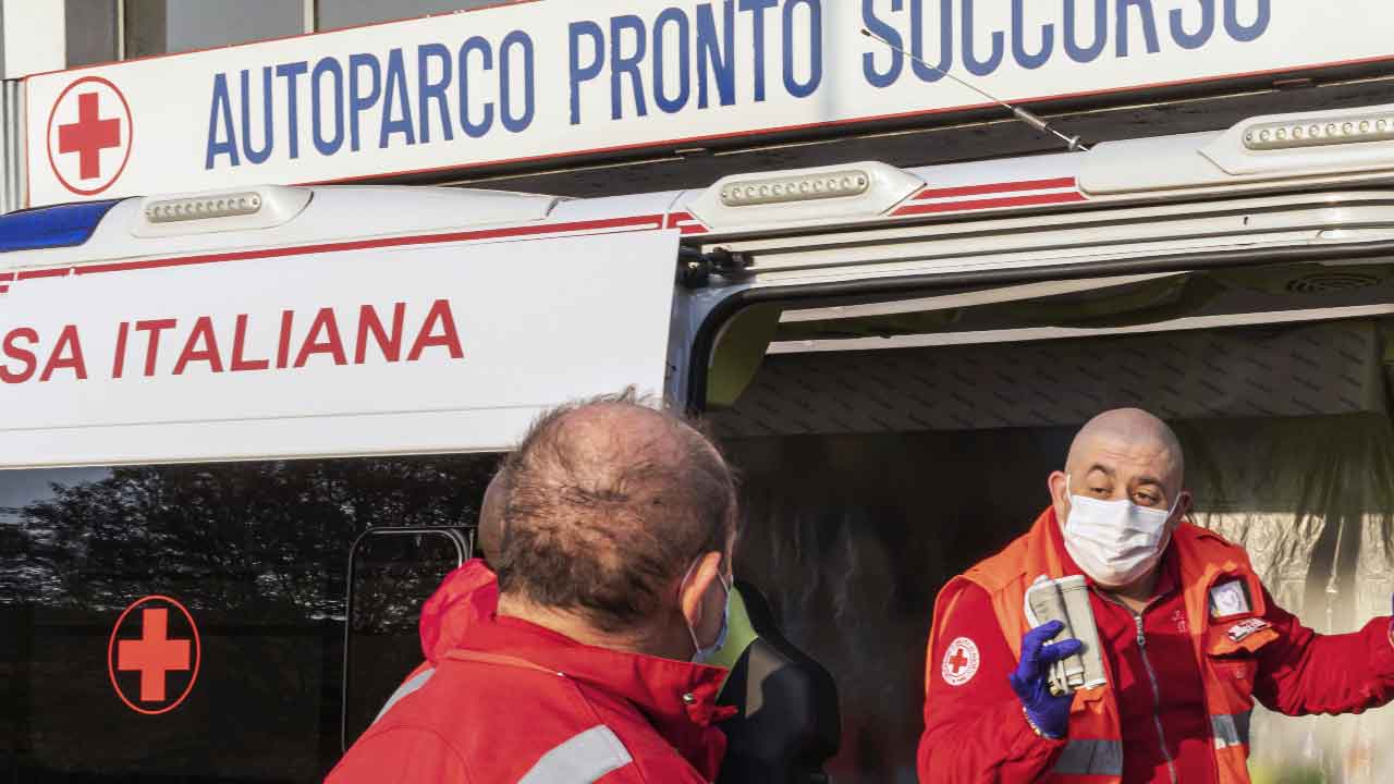 Sassari, un bambino di 18 mesi cade in una pozza d'acqua e muore (Getty Images)