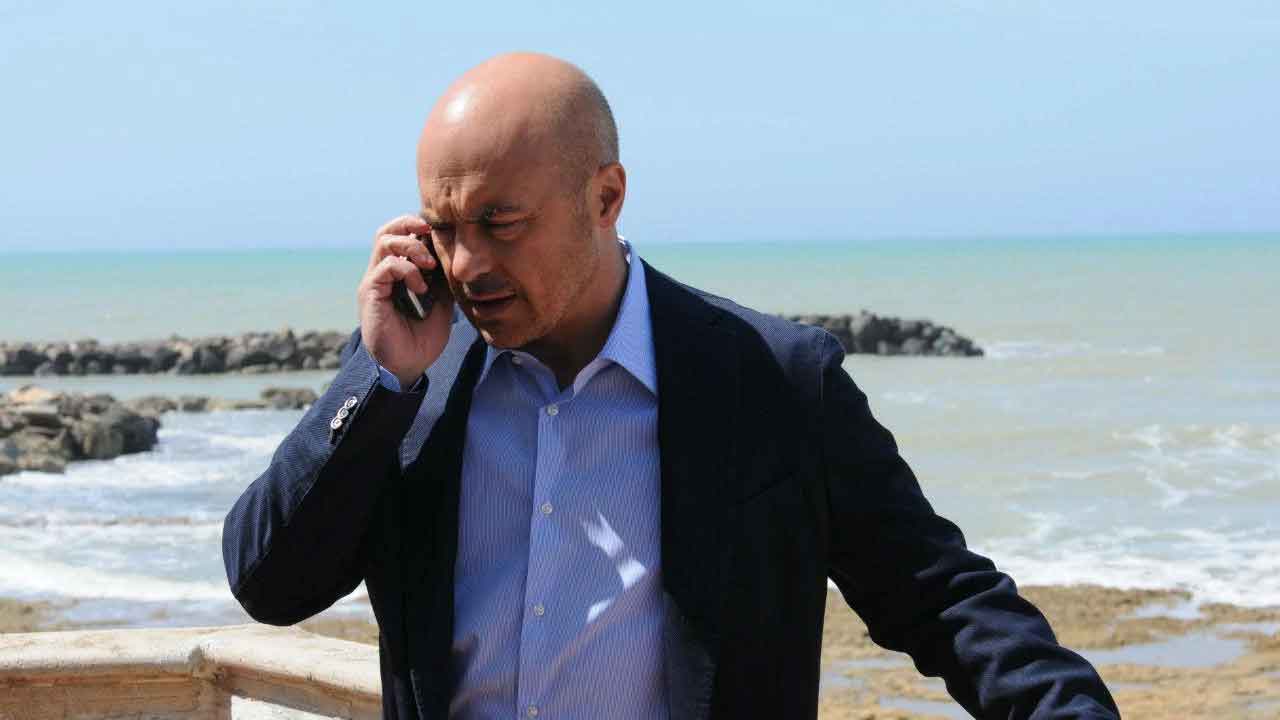 Montalbano, in onda su Rai1 l'episodio "L'età del Dubbio" basato sul romanzo di Andrea Camilleri (RaiPlay)