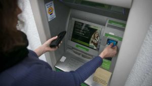 bancomat, novità prelievi contanti atm