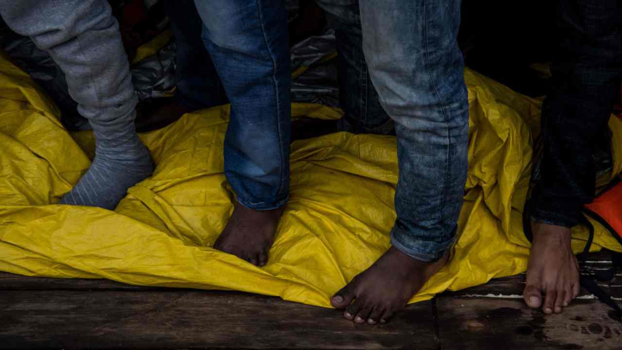 migranti, nuovo naufragio al largo della libia: 50 morti