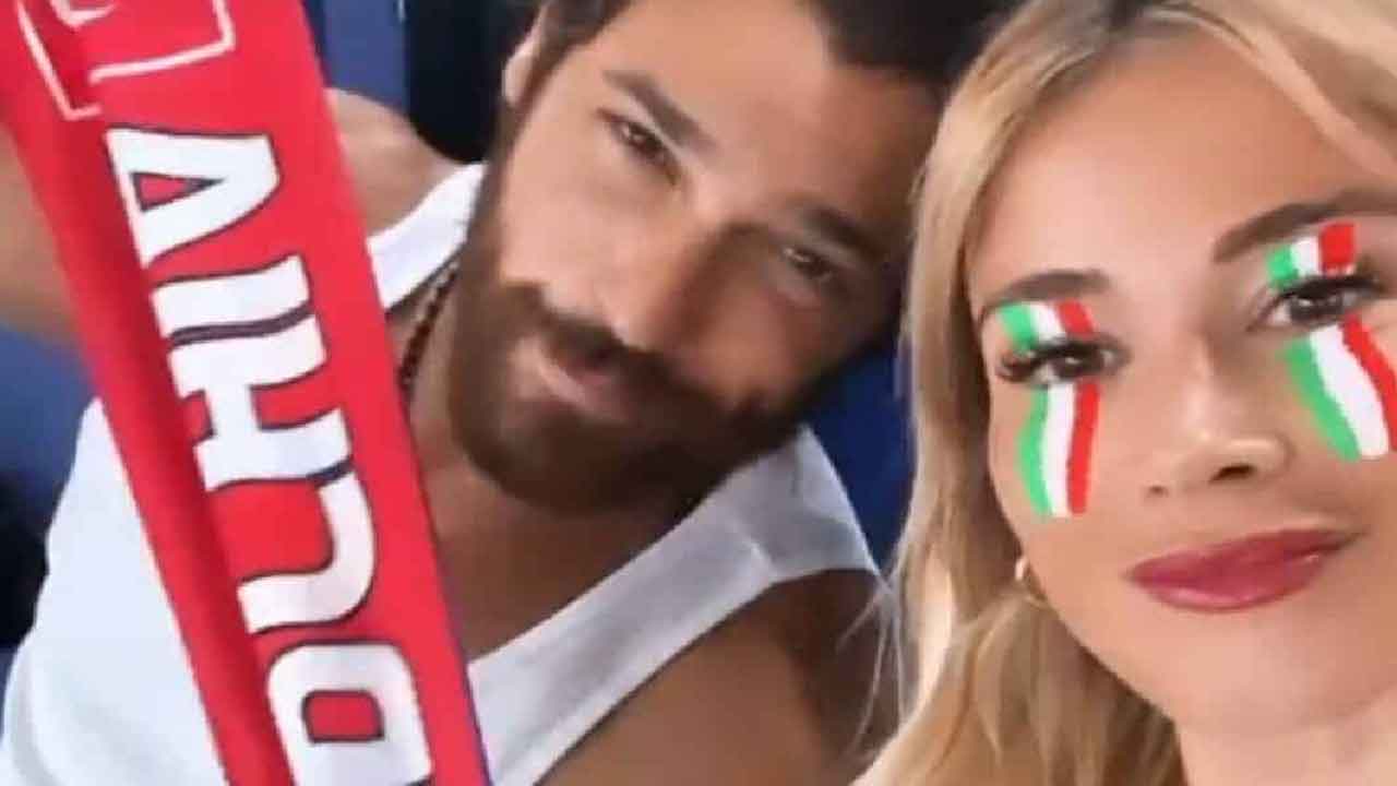 Can Yaman Diletta Leotta, i due seguono la partita Italia-Turchia insieme sugli spalti (Screenshot)