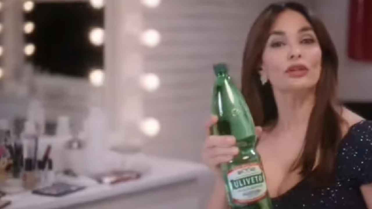 Maria Grazia Cucinotta, i fans notano qualcosa di strano nel suo spot Uliveto (Screenshot)