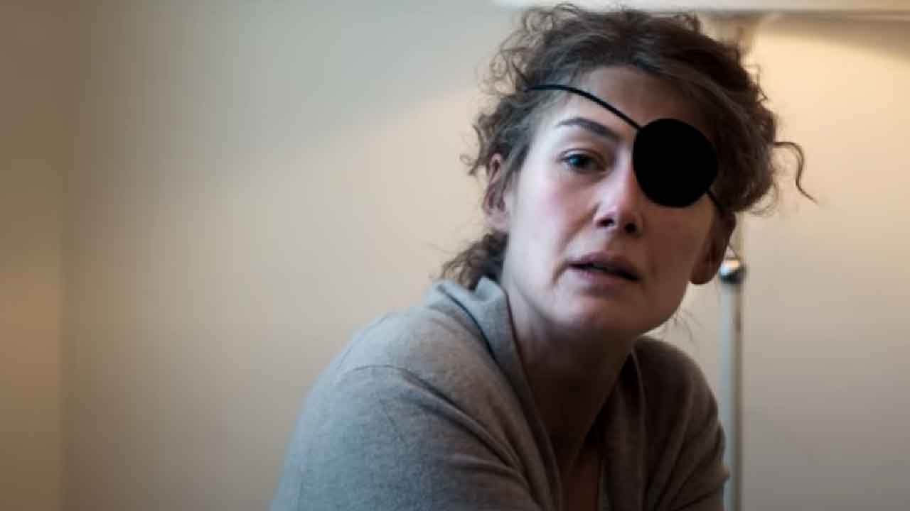 A Private War, la vera storia di Marie Colvin la giornalista che ha dedicato la vita per riportare la verità sulle guerre (Screenshot)