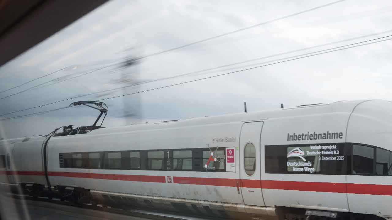 Muore sul treno, un uomo anziano perde la vita e gli rubano la fede nuziale (Getty Images)