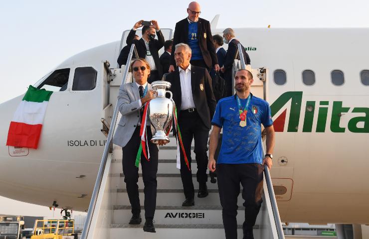 Gabriele Gravina, Roberto Mancini e Giorgio Chiellini con la Coppa Europa