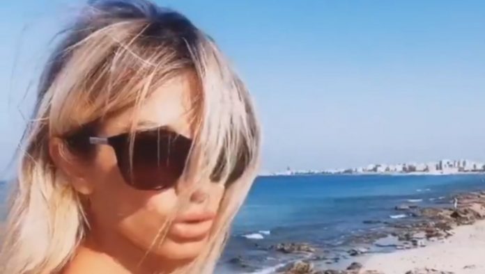 Maddalena Corvaglia in vacanza nel Salento, ma non è sola