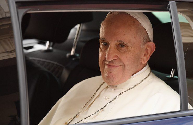 Papa Francesco in auto