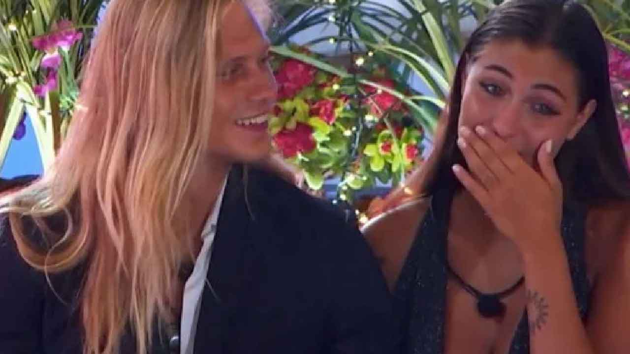 Love Island, che ne sarà della coppia formata da Yevhen e Rebeca (Screenshot)