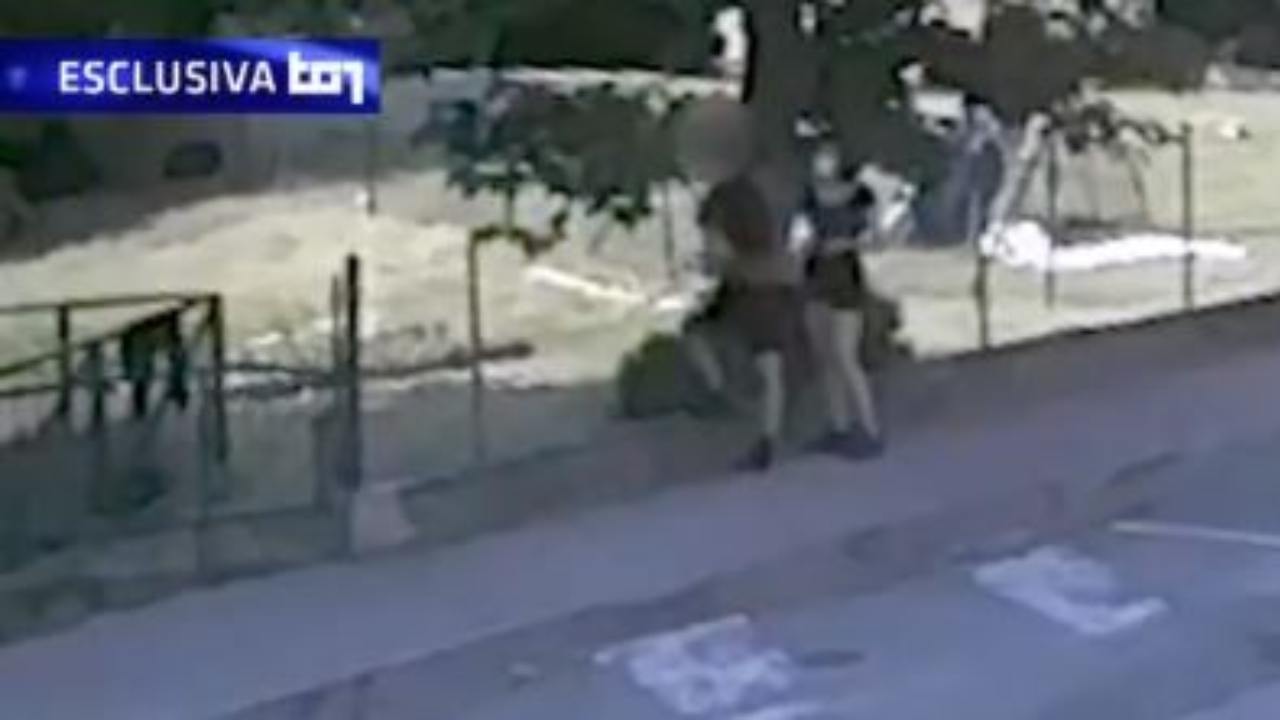 chiara gualzetti, il video dell'abbraccio con il killer