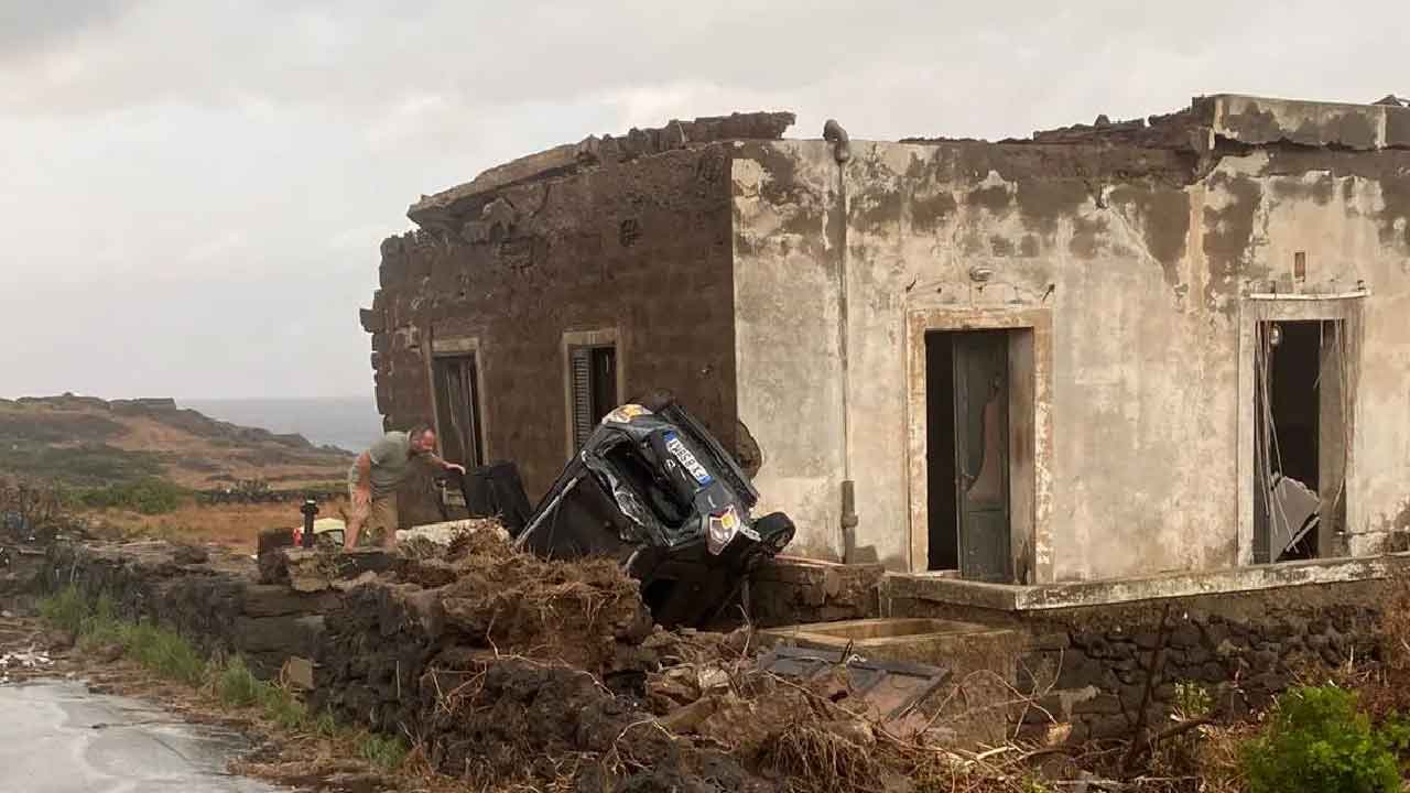 Pantelleria, una tromba d'aria si è scagliata scoperchiando i tetti delle case e ribaltando le automobili, 9 feriti e due morti (Foto dal web)