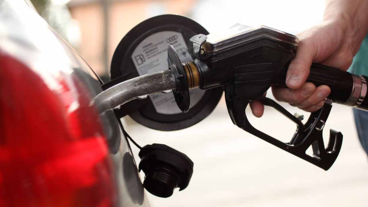 benzina, prezzo ai massimi dal 2014