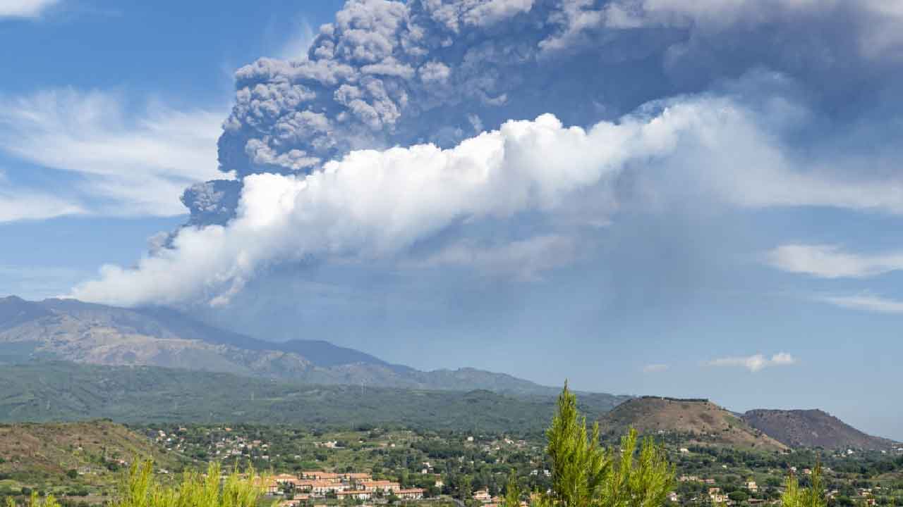 Etna, nuova eruzione sulla zona del cratere Sud Est (Getty Images)