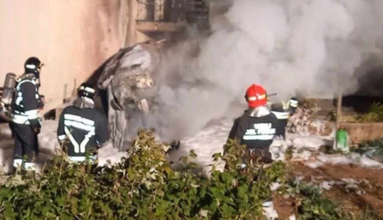 Auto si schianta contro casa