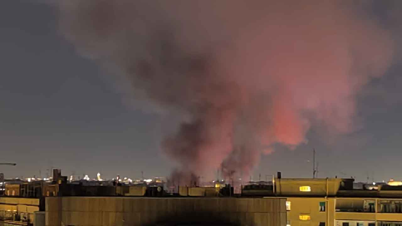 La nube di fumo si sta diffondendo su tutta la capitale