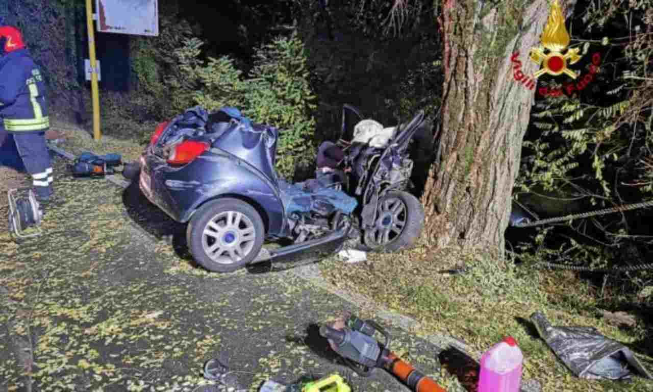 auto contro albero