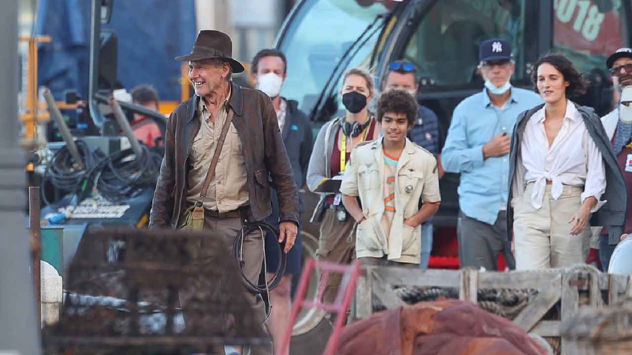 Harrison Ford e la troupe mentre si spostano per il set (Foto dal web)