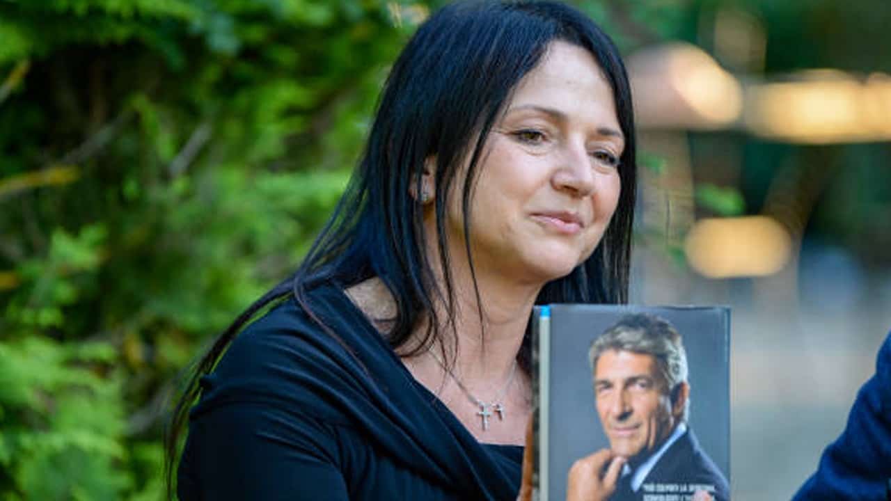 Federica Cappelletti durante la promozione del libro di suo marito Paolo Rossi (fonte: gettyimages)