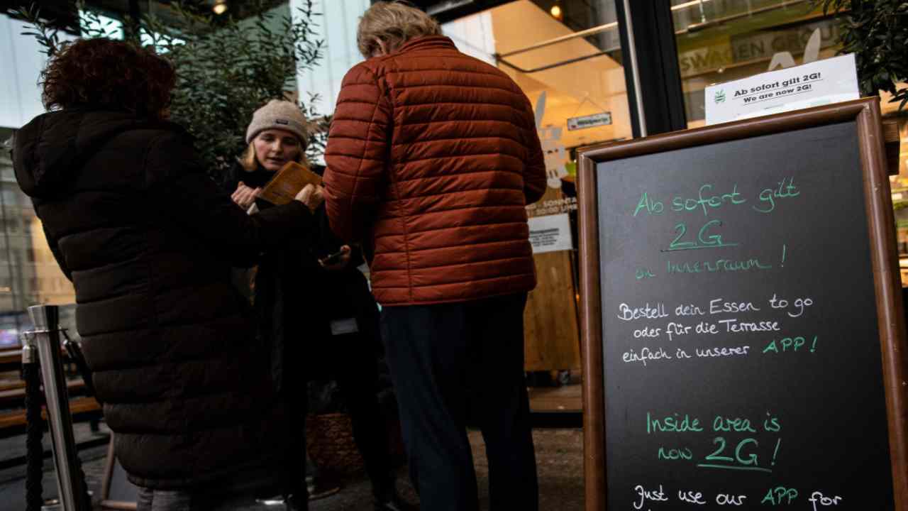En Europa, los países están intensificando la acción sobre los no vacunados