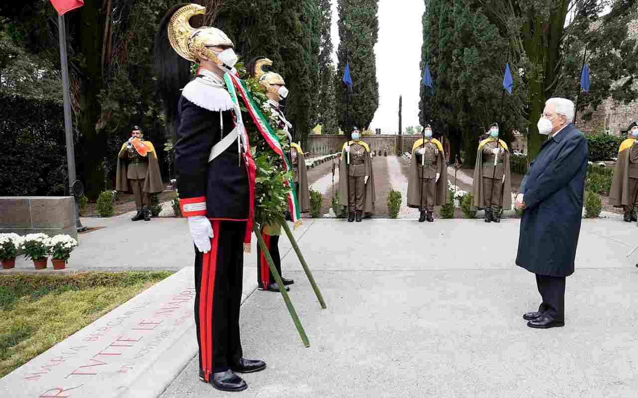 Mattarella all'Altare della Patria (foto Twitter)