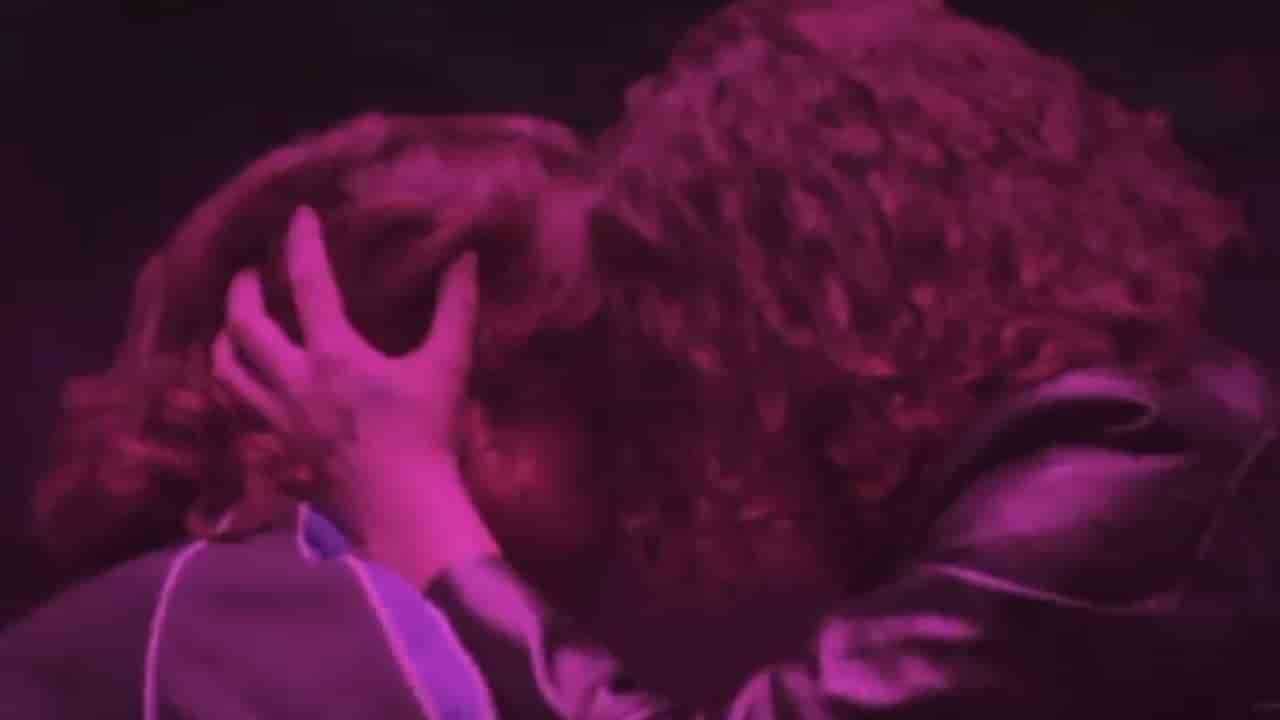 Il bacio tra la cantante e il cantante durante il video del singolo "Perso nel Buio" (Screenshot)