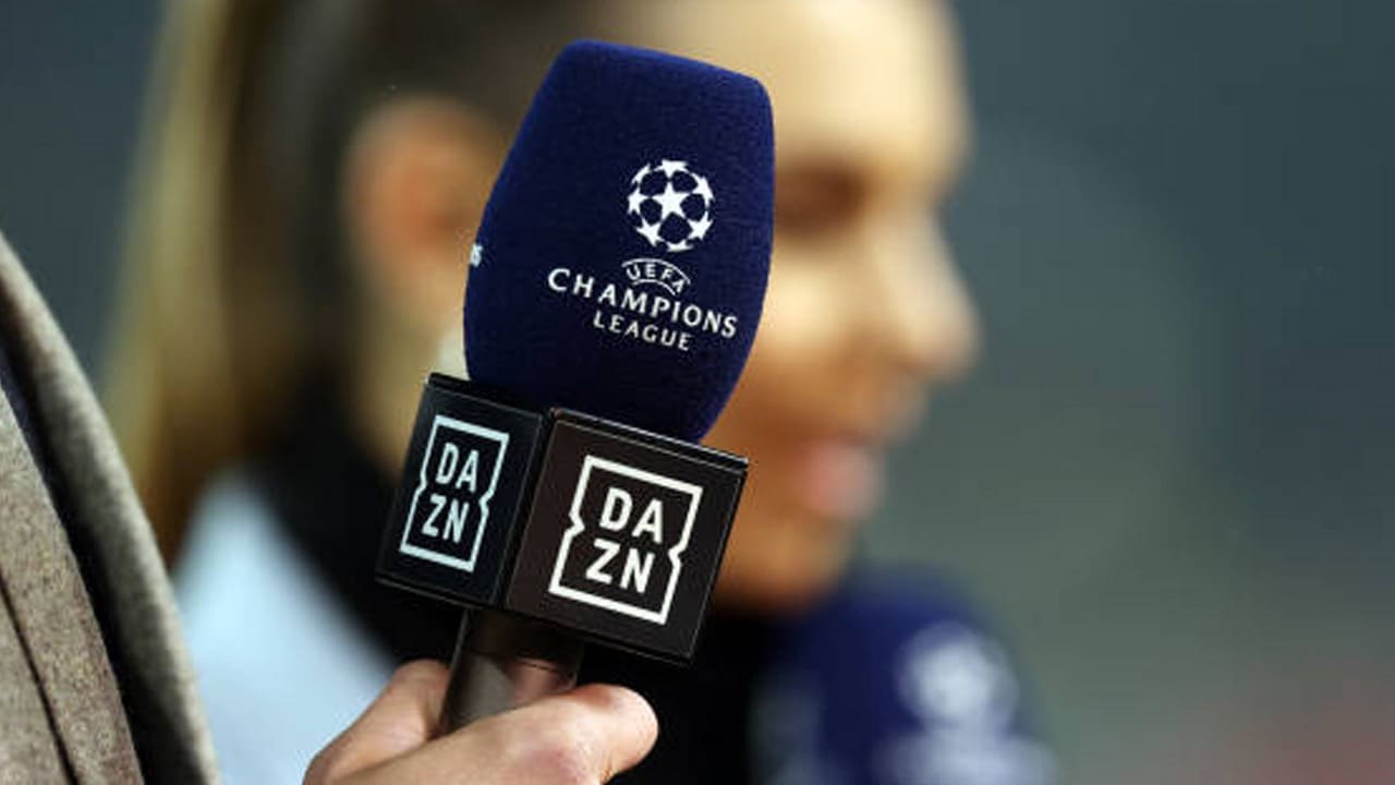 Dettaglio di un microfono con il marchio DAZN (gettyimages)