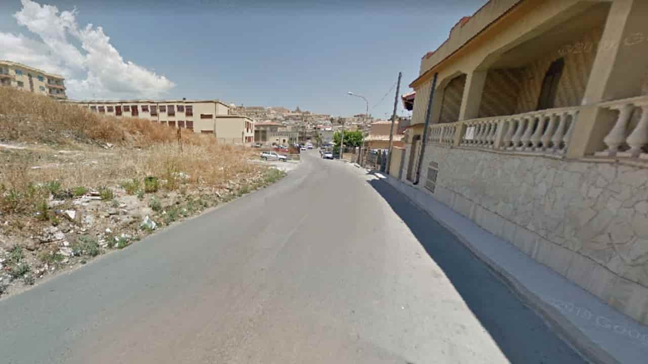 Scorcio di via Platone a Noto, dove il 17enne è stato sparato
