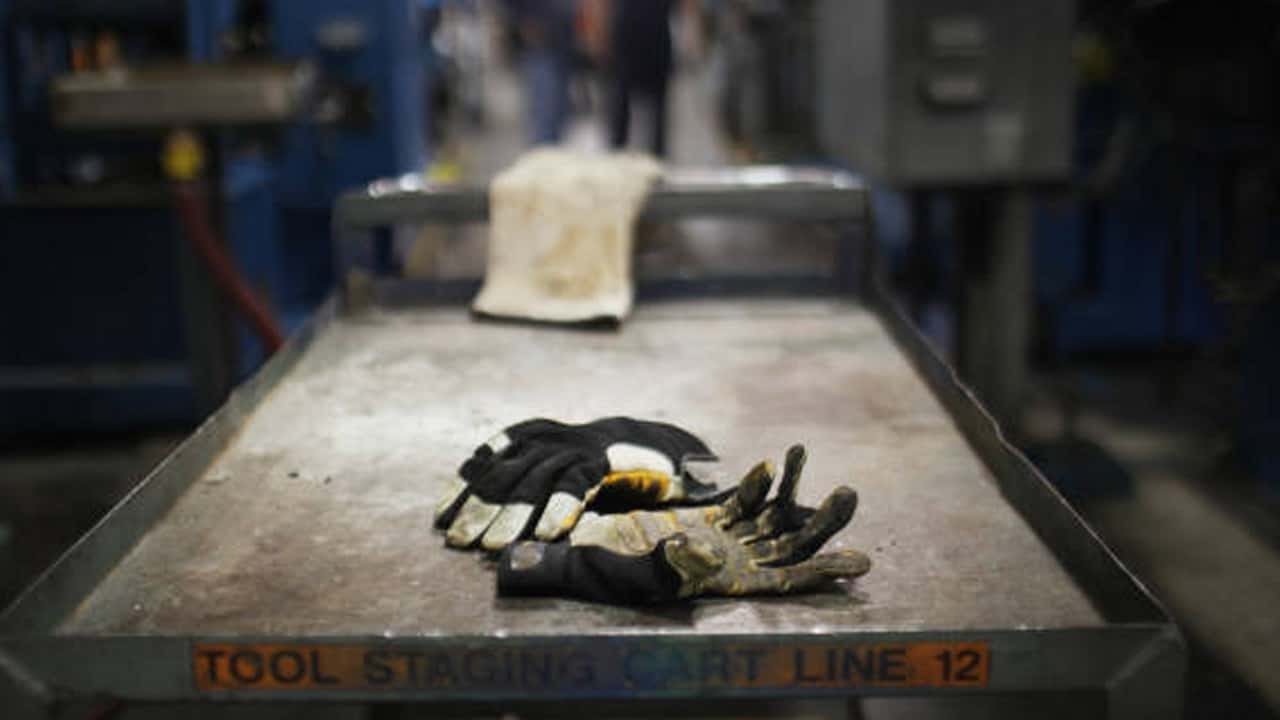 Immagine indicativa dell'incidente sul lavoro dove un'operaia rimane schiacciata (fonte: gettyimages)