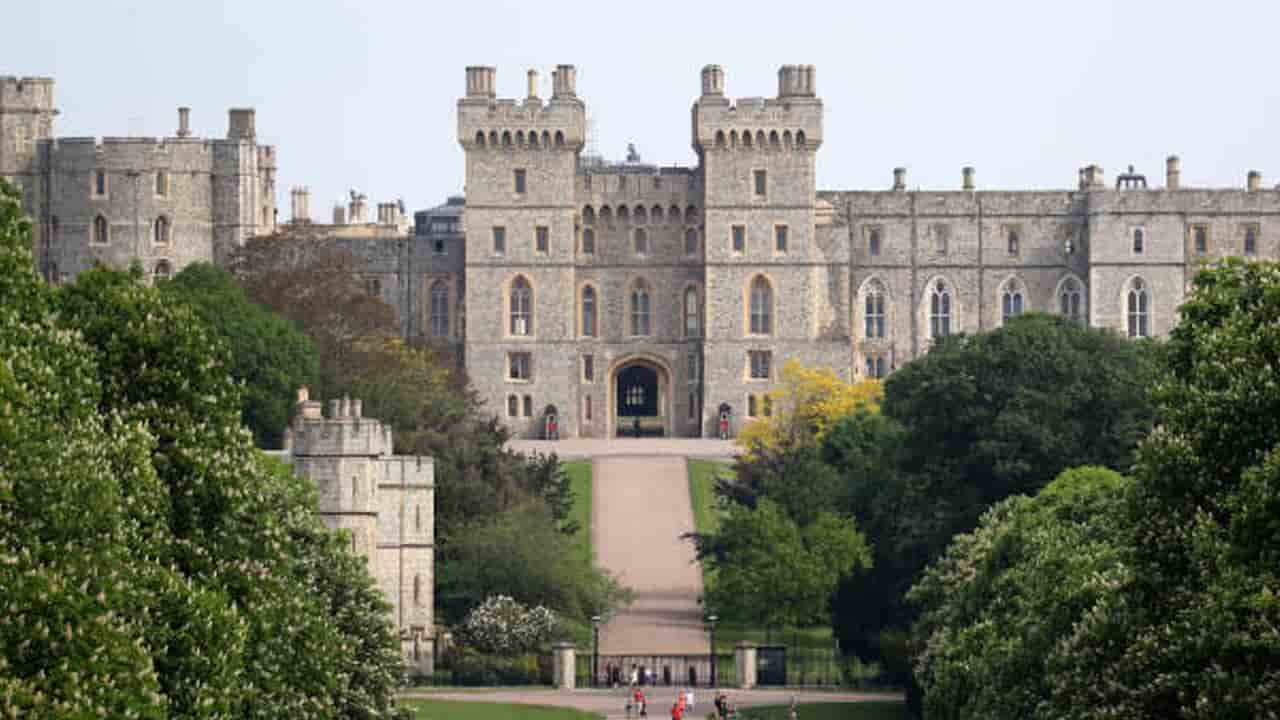 Giovane armato nel castello di Windsor durante il discorso della Regina (fonte: gettyimages)