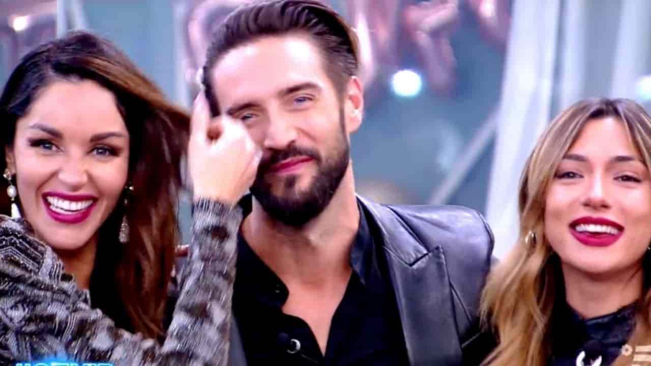 Abbraccio tra Delia Duran, Alex Belli e Soleil Sorge al GF Vip 2021 (fonte: screen)