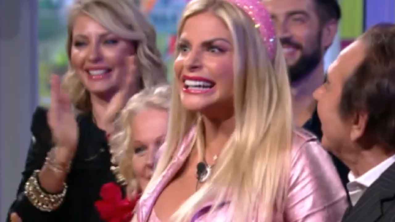 Francesca Cipriani, lascia la casa del Grande Fratello Vip per problemi di salute (Screenshot)