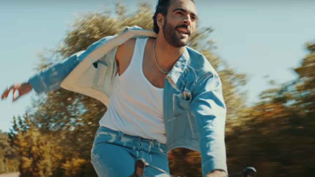 Marco Mengoni, le voci sul fidanzato e la vita privata (Screenshot)