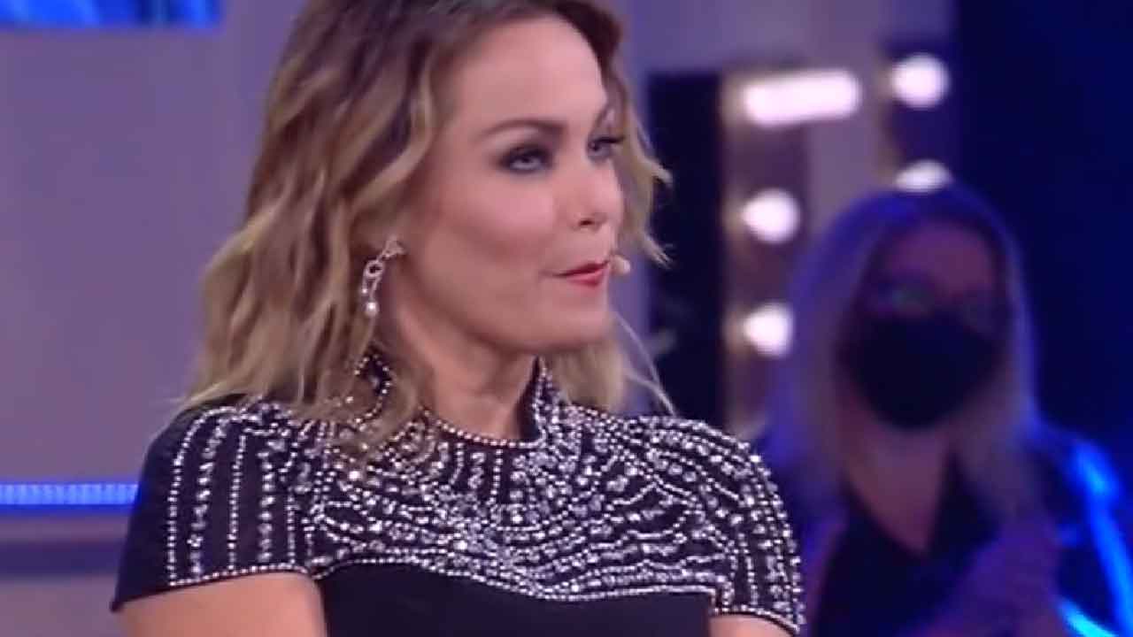 Sonia Bruganelli, verrà sostituita con Laura Freddi dopo la discussione con Alfonso Signorini (Screenshot)