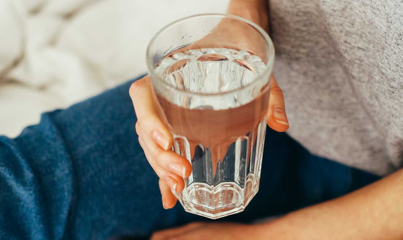 bicchiere d'acqua al mattino, abitudine di benessere