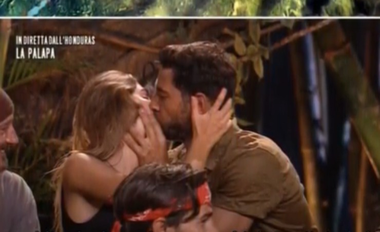 il bacio tra Roger ed Estefania a _L'Isola dei Famosi_