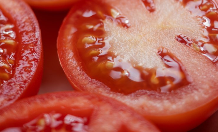 pomodoro, alleato per le macchie della pelle