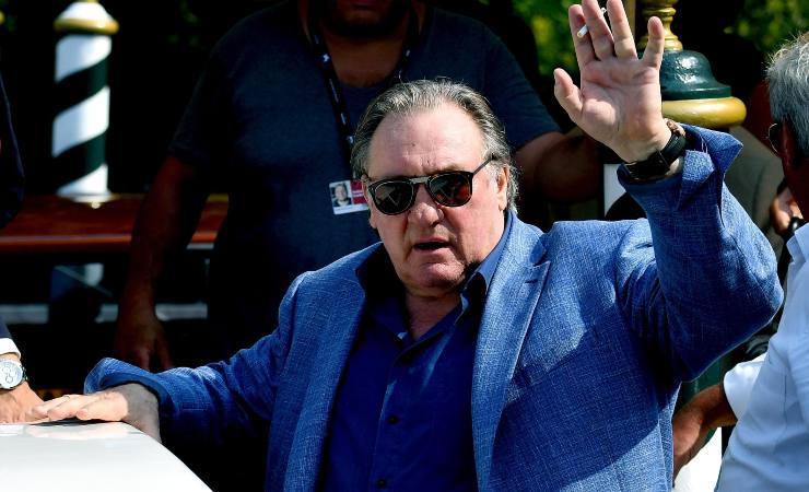 Gerard Depardieu saluta